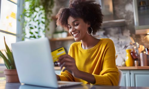 Femme eCommerçant travaillant sur un PC pour gérer son e-commerce, illustrant la gestion efficace de la boutique en ligne