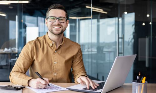 Expert-comptable travaillant sur un PC, illustrant l'optimisation comptable avec Atoo Sync Compta