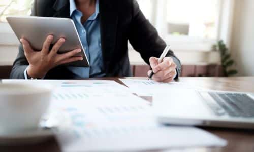 Personne utilisant une tablette, illustrant la gestion de la base fournisseurs avec Wise-Up Skate